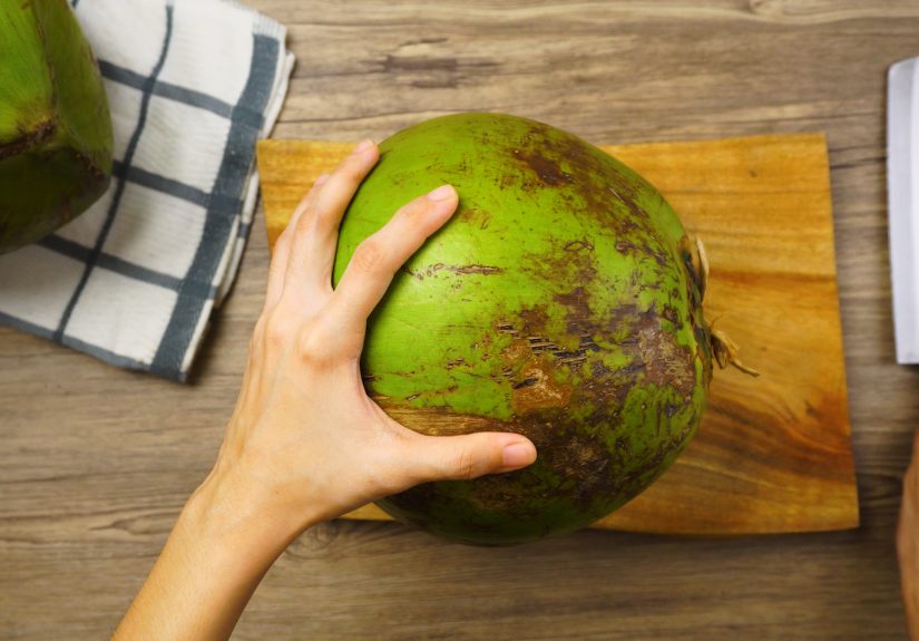 How to Choose a Green Coconut: 12 Steps