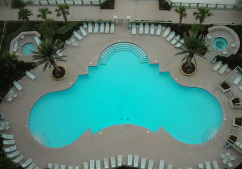 How to Repair Cracks in a Fiberglass Pool