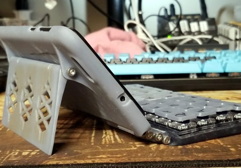 PinePhone Gets 3D Printed Mechanical Keyboard